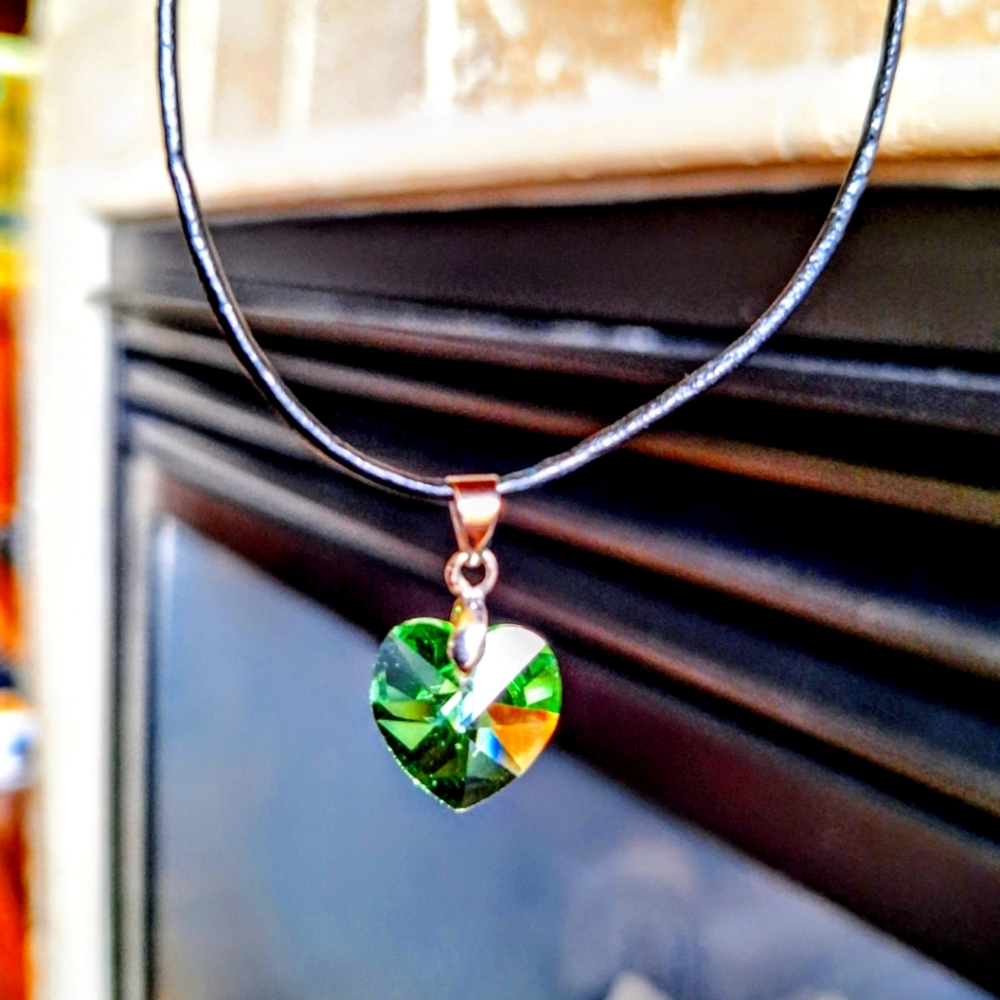 NWOT Green Heart Crystal Pendant Necklace